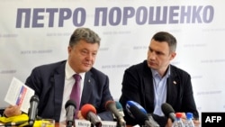 Кандидат в президенты Украины Петр Порошенко (слева) и поддержавший его кандидат в мэры Киева Виталий Кличко на пресс-конференции 21 мая 2014 года.