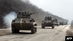 Колонна украинской армии, покидающая Дебальцево