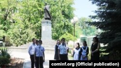 Мероприятие у памятника Коста Хетагурову в Цхинвале, посвященное Дню осетинского языка