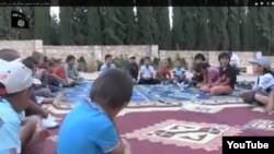 Скриншот видео, размещенного в YouTube , котором рассказывается о "переехавших в Сирию казахах".