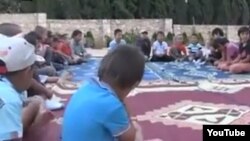 "Сирияға жиһад жасауға барғанын айтқан" адамдардың балалары. (YouTube видеосынан скриншот)