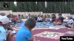 Скриншот с видеозаписи в YouTube, где говорится о казахских боевиках в Сирии.