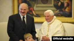 Аляксандар і Коля Лукашэнкі ў часе сустрэчы з папам Рымскім у Ватыкане