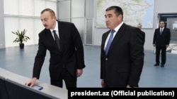 Prezident İlham Əliyev və  "Azərenerji" ASC-nin sədri Etibar Pirverdiyev əsaslı yenidənqurmadan sonra Mingəçevir Su Elektrik Stansiyasının açışında. 2017