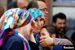 Родственники жертв теракта в аэропорту Стамбула. 29 июня 2016 года.