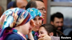 Родственники одного из погибших в аэропорту Ататтюрк в Стамбуле. 