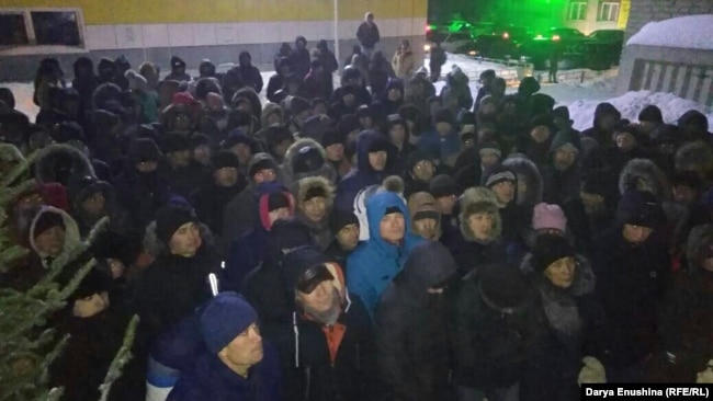 В 6 утра две тысячи человек собрались у миграционной службы.
