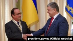 Петро Порошенко нагородив Франсуа Олланда високою українською нагородою, Орденом Свободи. Київ, 1 жовтня 2018 року 