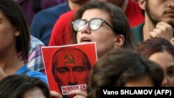 Президент Росії Володимир Путін - частий герой плакатів протестувальників у Тбілісі