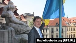 Мер Праги Томаш Гудечек, на цьому фото 21 травня 2014 року він піднімає прапор України над мерією Праги на знак підтримки