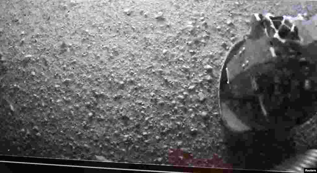 Prve fotografije koje je poslao rover Curiosity sa Marsa, 6. august 2012.