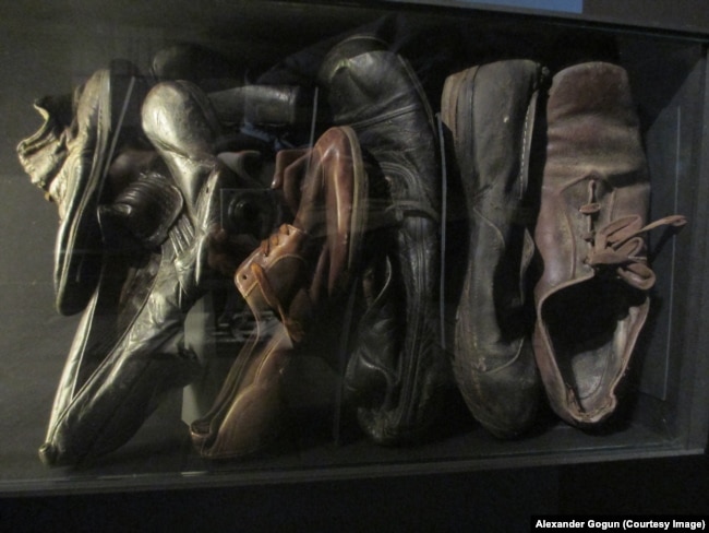 Обувь узников, которую они сдавали при поступлении в лагерь