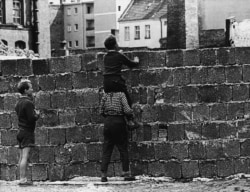 23 августа 1961 года. Район Веддинг в Западном Берлине. Мальчишка на плечах своего товарища смотрит через стену на кварталы в Восточном Берлине.