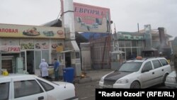 Кыргызстанга жакын Хожент шаарындагы "Сомон" базары.