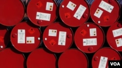صادرات نفت ایران به خاطر تحریم‌های بین‌المللی کاهش شدیدی یافته است.