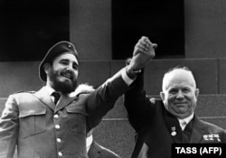 Кубанын лидери Фидел Кастро менен СССРдин лидери Хрущев.