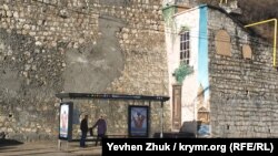 Граффити «Окно в Питер» напротив железнодорожного вокзала в Севастополе