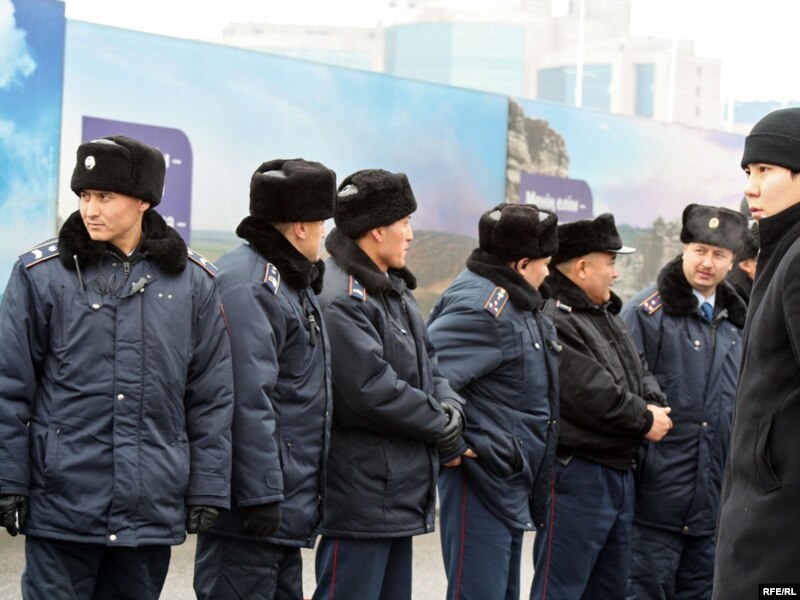 Сотрудники казахсской полиции наблюдают за митингом памяти жерт Декабрьских событий 1986 года. Алматы, 17 декабря 2009 года