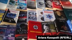 Libra anti-semit në sheshin "Nëna Terezë" në Prishtinë