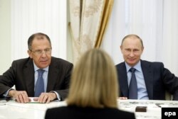 Serghei Lavrov și Vladimir Putin cu noua șefă a dioplomației europene Federica Mogherini.