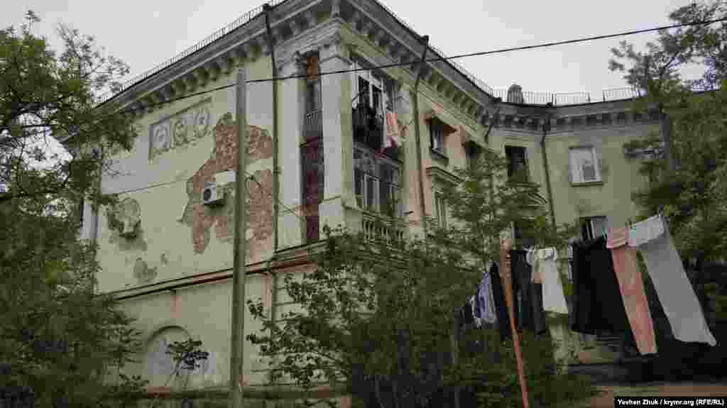 Живописный&nbsp;дом №13&nbsp;с советской символикой на торце. В этом году дому исполнилось 90 лет, штукатурка валится с него пластами