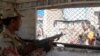 يو پاکستانی سرتېری پر چمن لار پهره کوي (انځور له ارشيفه) 
