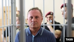 Бывший лидер фракции Партии регионов Александр Ефремов, подозреваемый в посягательстве на территориальную целостность Украины, во время рассмотрения ходатайства следствия об избрании ему меры пресечения в Печерском районном суде. Украина, Киев, 1 августа 2016 года