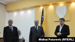 Živko Budimir, Mustafa Mujezinović i Nermin Nikšić tokom primopredaje dužnosti, Sarajevo, 18. marta 2011