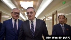 Հյուսիսային Կորեա - Ռուսաստանի ԱԳ փոխնախարար Իգոր Մորգուլովը (կենտրոնում) ժամանում է Փհենյանի միջազգային օդանավակայան, 14-ը օգոստոսի, 2019թ․