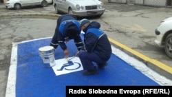 Dy persona shenjojnë parkingun për persona me nevoja të veçanta, Maqedoni e Veriut - Foto ilustrim