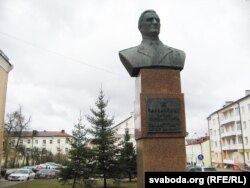 Бюст маршала Сакалоўскага побач з рэдакцыяй