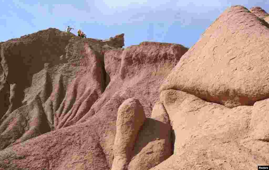 The peculiar eroded land formations of the nearby "Canyon of Wonders" are a popular trekking destination for tourists.