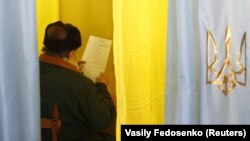 Голосування на одній з виборчих дільниць у Краматорську Донецької області під час виборів парламенту України, 26 жовтня 2014 року