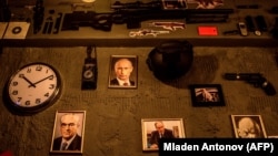Элементы декора в баре, расположенном вблизи здания ФСБ на Лубянке