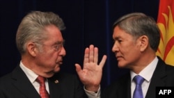 Австрия мен Қырғызстан президенттері Хайнц Фишер (сол жақта) мен Алмазбек Атамбаевтың кездесуі. Бішкек, 14 наурыз 2013 жыл.
