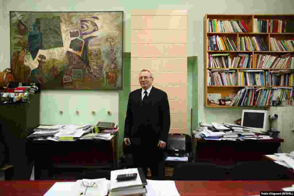 Mihai Ursu, 59 ani. Director. Salariu: 2500 lei