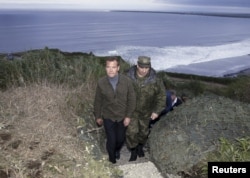 Дмитрий Медведев во время визита на остров Итуруп, один из четырех курильских островов, на которые претендует Япония. Июль 2015 года