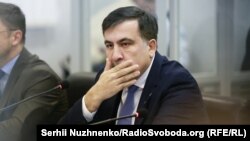 Міхеїл Саакашвілі під час засідання Апеляційного суду Києва, який розглядає апеляційну скаргу прокуратури на відмову призначити йому запобіжний захід. Київ, 3 січня 2018 року