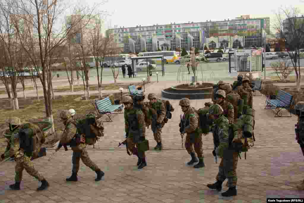 Ақтау қаласында жүрген әскерилер. Маңғыстау облысы, 21 желтоқсан 2011 жыл.