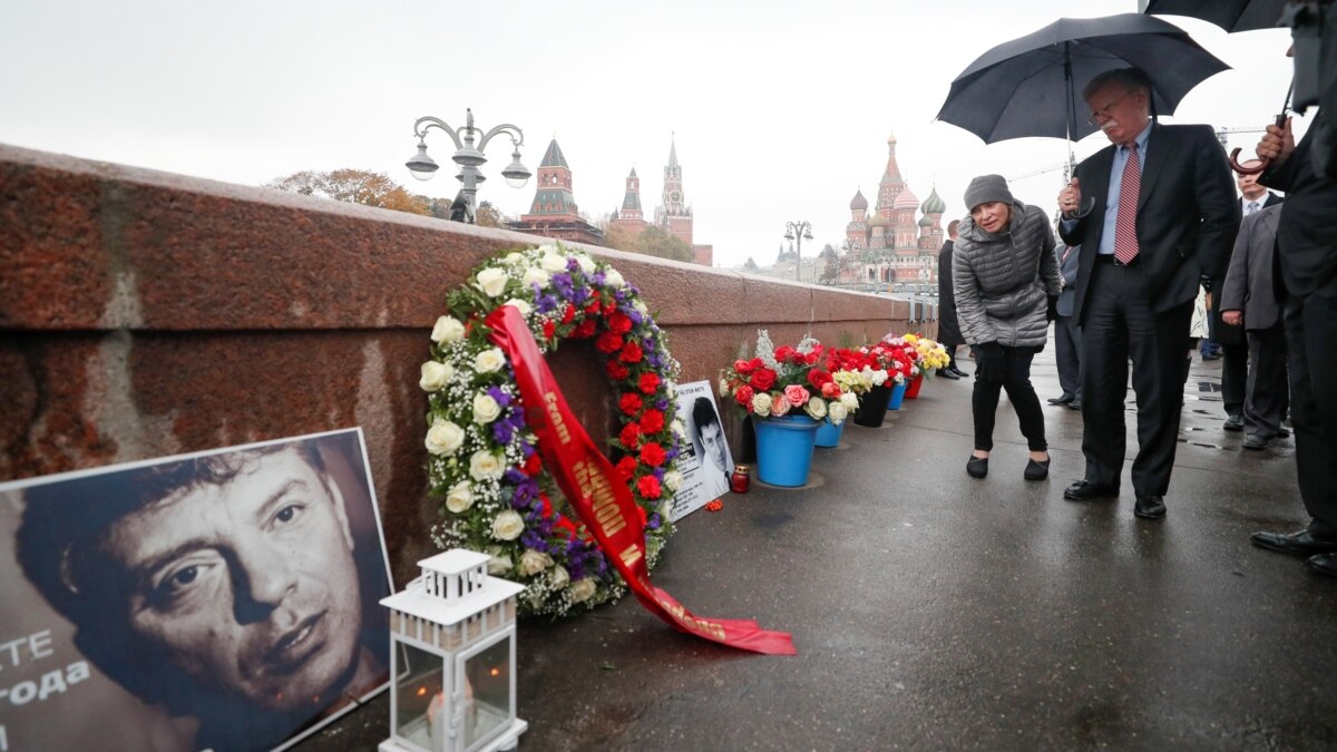 Активисты SERB порвали венок на мемориале Бориса Немцова