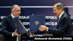 Министр иностранных дел России Сергей Лавров (справа) на встрече с азербайджанским коллегой Эльмаром Мамедъяровым. Баку, 20 ноября 2017 года.