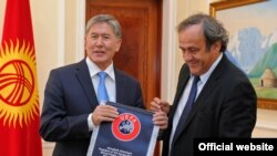 Президент КР Атамбаев и президент УЕФА Платини в Бишкеке