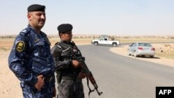 قوات عراقية في البوكمال تحرس نقطة حدودية بين العراق وسوريا