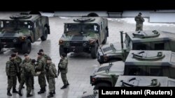 Kosovë: ushtarë të FSK-së, pranë autoblindeve të tyre ushtarake 