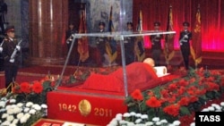 Гроб с телом Ким Чен Ира