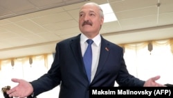 Belarusyň prezidenti Aleksandr Lukaşenka saýlaw nokadynda, Minsk, 11-nji oktýabr, 2015. 