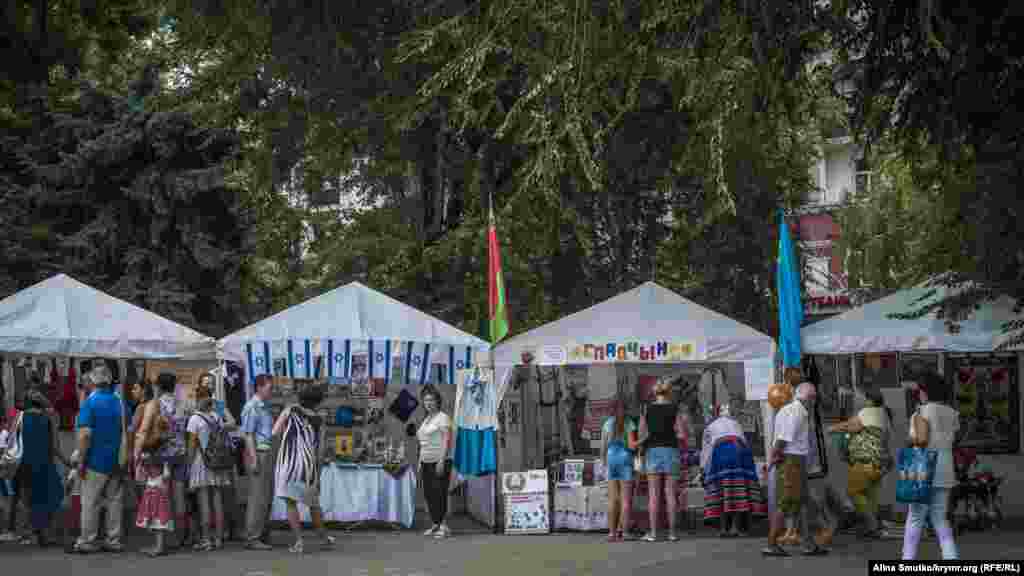  На ярмарку є представники різних народів, в тому числі білоруси, євреї, німці, греки, кримські татари і караїми