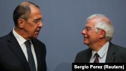 Acting Spanish Foreign Minister Josep Borrell (right) with his Russian counterpart Sergei Lavrov last year. 
