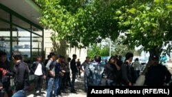 Группа протестующих в Худате, 9 мая 2013