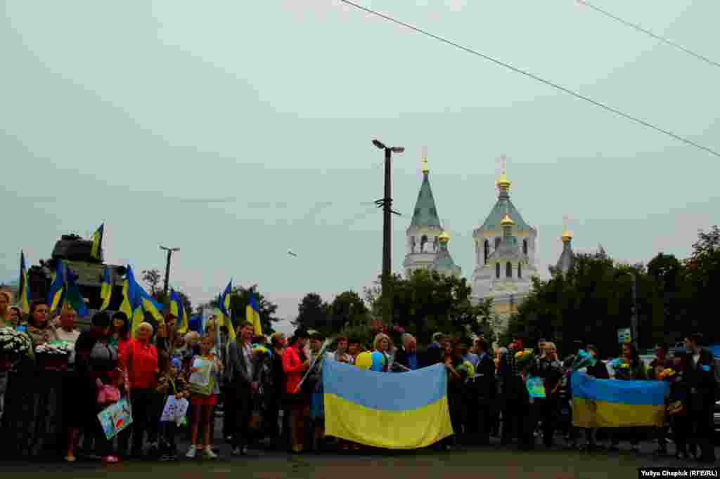 Близько сотні житомирян зібралися на майдані Перемоги, щоб зустріти &laquo;кіборгів&raquo;